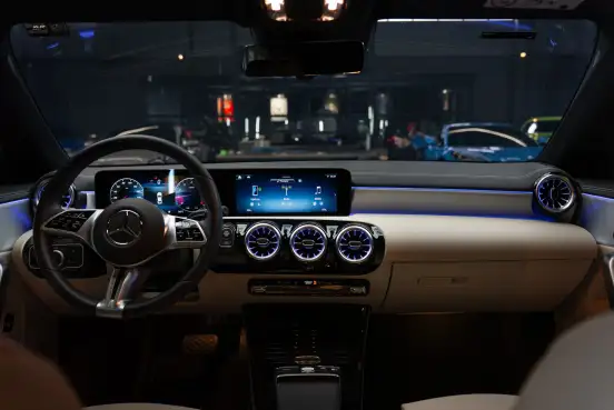 MERCEDES-BENZ-CLA 200-2025