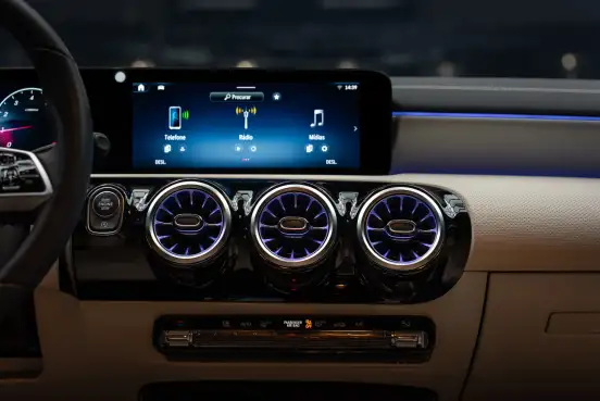 MERCEDES-BENZ-CLA 200-2025