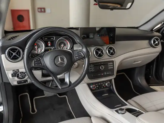 MERCEDES-BENZ-GLA 200-2017