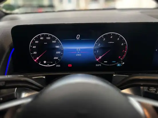 MERCEDES-BENZ-GLB 220-2025