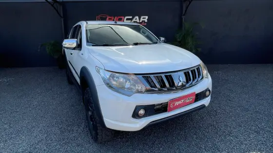 MITSUBISHI L200 TRITON 2.4 16V TURBO DIESEL OUTDOOR HPE CD 4X4 AUTOMÁTICO