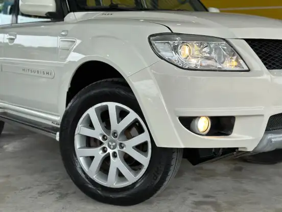MITSUBISHI-PAJERO-2010