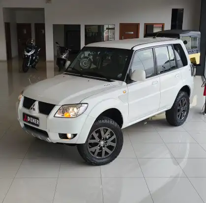 MITSUBISHI-PAJERO-2011