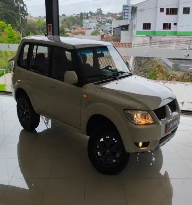 MITSUBISHI-PAJERO-2011