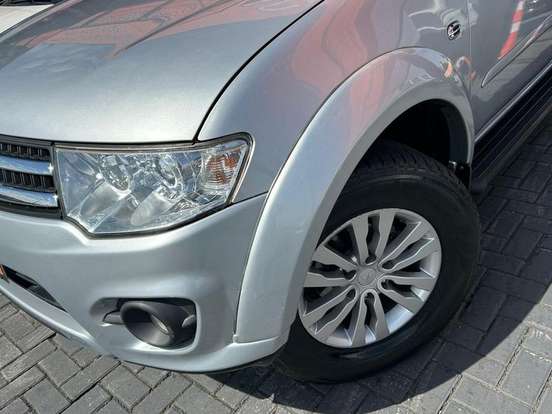 MITSUBISHI-PAJERO-2015