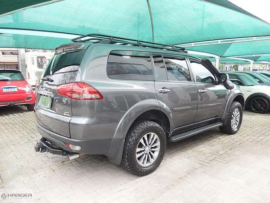 MITSUBISHI-PAJERO-2017