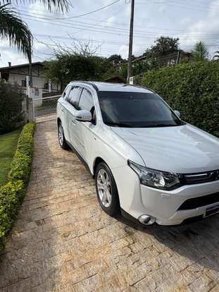 MITSUBISHI-OUTLANDER-2013