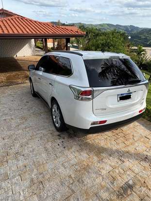 MITSUBISHI-OUTLANDER-2013
