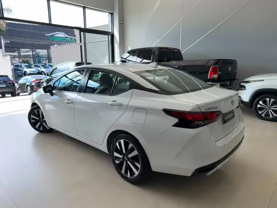 NISSAN-VERSA-2022