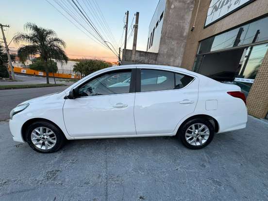 NISSAN-VERSA-2017