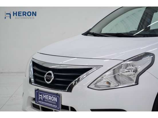 NISSAN-VERSA-2019