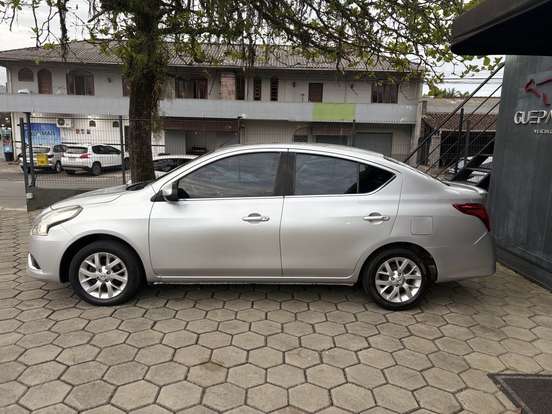 NISSAN-VERSA-2017