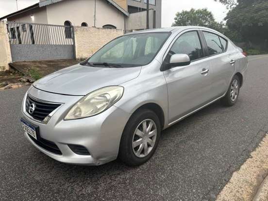 NISSAN-VERSA-2011