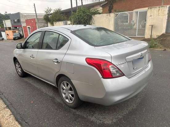 NISSAN-VERSA-2011
