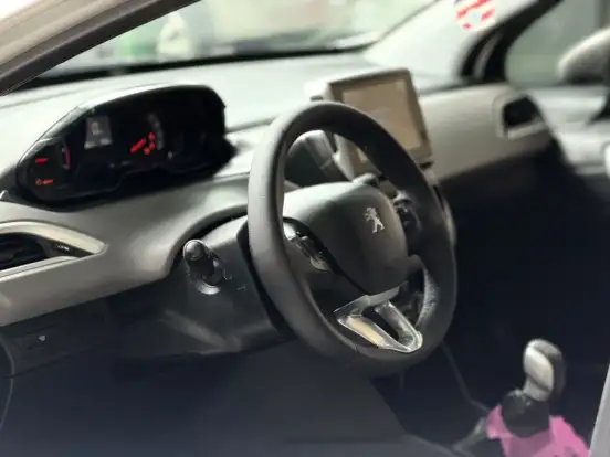 PEUGEOT-208-2017