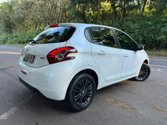 PEUGEOT-208-2018