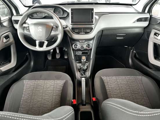 PEUGEOT-208-2018