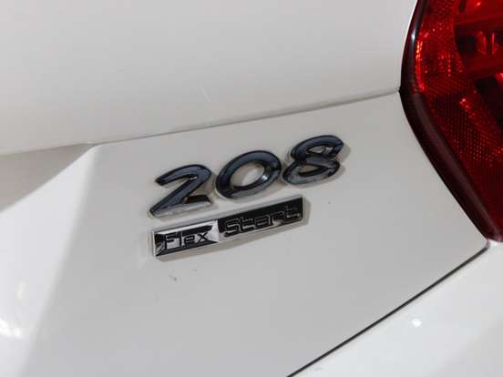 PEUGEOT-208-1.6 GRIFFE 16V FLEX 4P AUTOMÁTICO PEUGEOT-208-2015