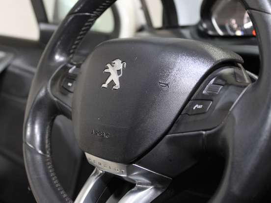 PEUGEOT-208-2015