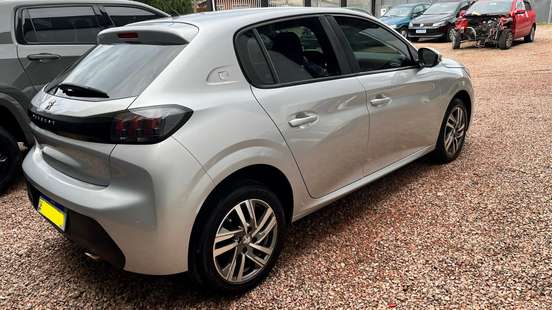 PEUGEOT-208-2021