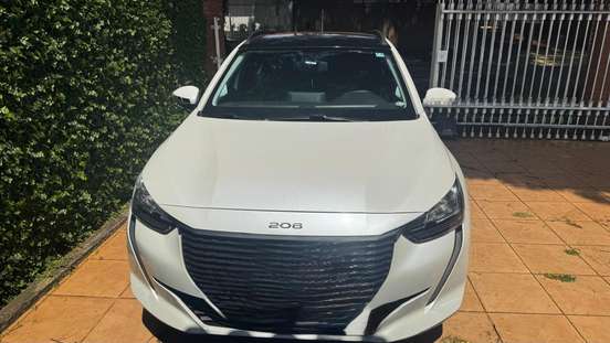PEUGEOT-208-2021