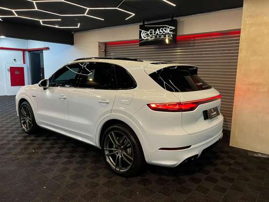 PORSCHE-CAYENNE-2023