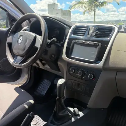 RENAULT-LOGAN-2015