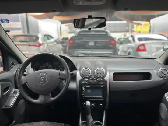 RENAULT-LOGAN-2012