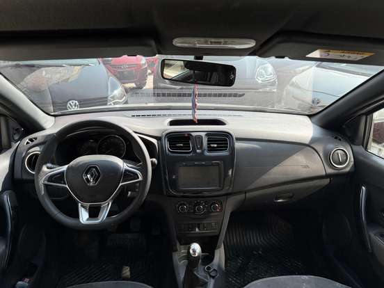 RENAULT-LOGAN-2018