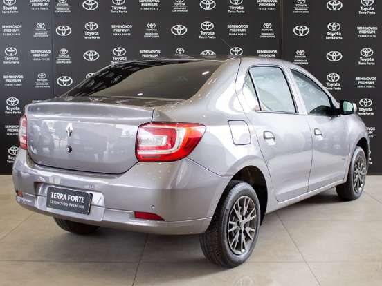 RENAULT-LOGAN-2022