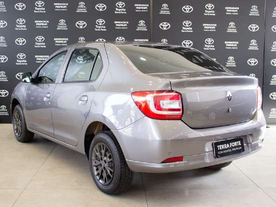 RENAULT-LOGAN-2022