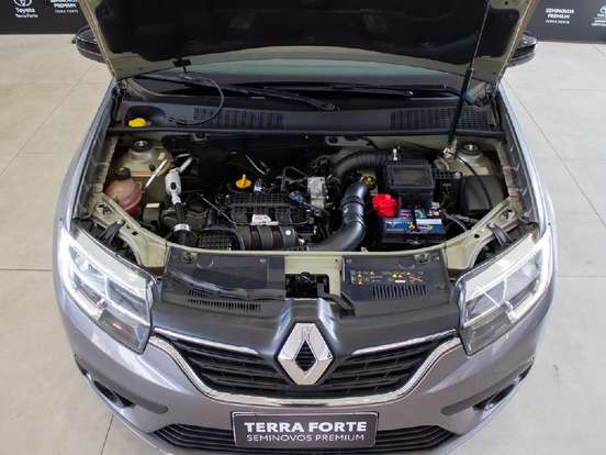 RENAULT-LOGAN-2022