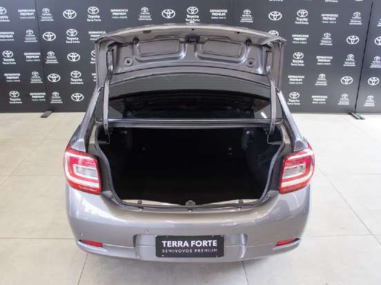 RENAULT-LOGAN-2022