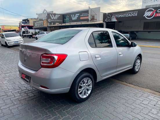 RENAULT-LOGAN-2021