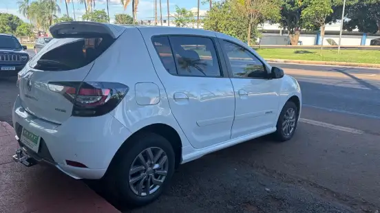 RENAULT-SANDERO-2021