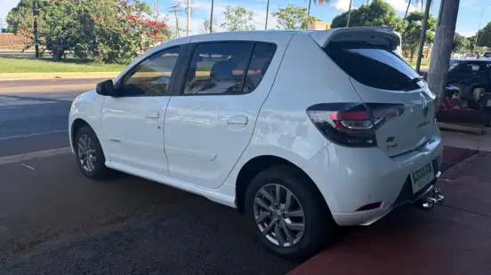 RENAULT-SANDERO-2021