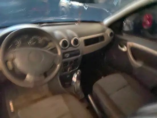 RENAULT-SANDERO-2011