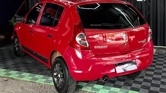 RENAULT-SANDERO-2010