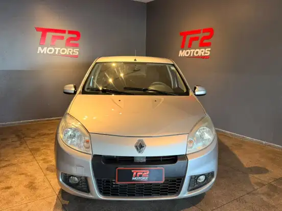 RENAULT-SANDERO-2013