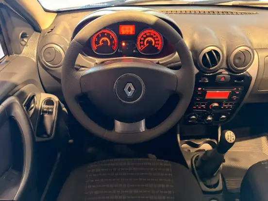 RENAULT-SANDERO-2013