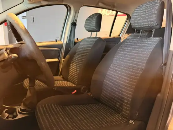 RENAULT-SANDERO-2013