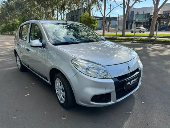 RENAULT-SANDERO-2012