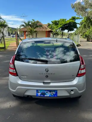 RENAULT-SANDERO-2012