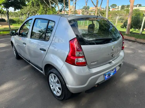RENAULT-SANDERO-2012