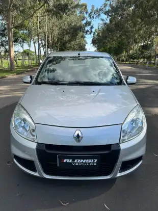RENAULT-SANDERO-2012