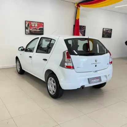 RENAULT-SANDERO-2013