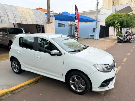 RENAULT-SANDERO-2016