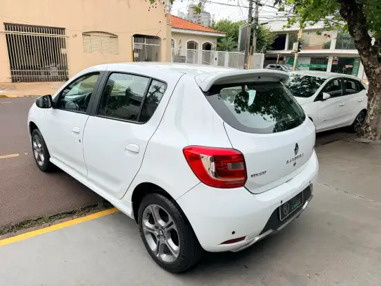 RENAULT-SANDERO-2016