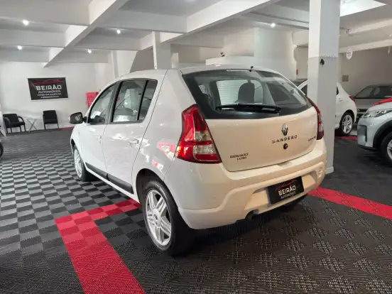 RENAULT-SANDERO-2012
