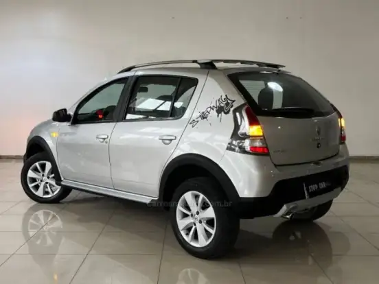 RENAULT-SANDERO-2013